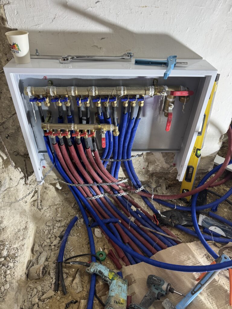 בן אינסטלטור ודודי שמש ירושלים מחלק מים בדירה